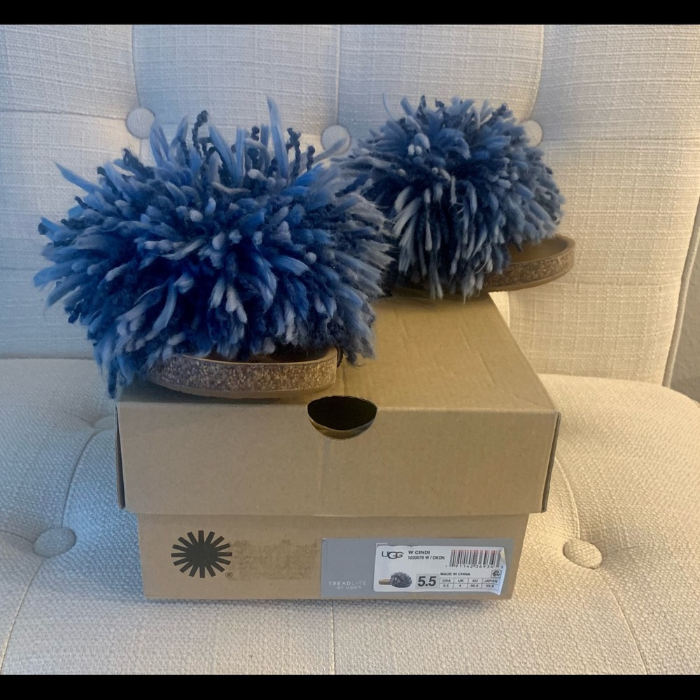 UGG AUSTRALIA BLUE CINDY SUEDE YARN FRIDGE SLIDERS/SANDALS SIZE 5.5